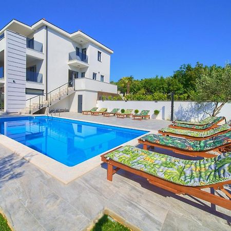 Apartments Paola & Karla With Pool Krk Town Luaran gambar