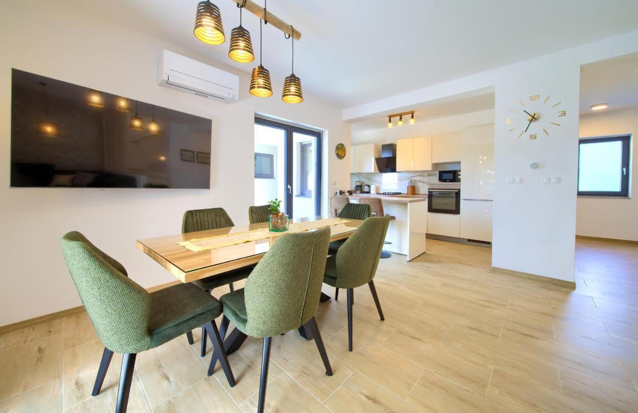 Apartments Paola & Karla With Pool Krk Town Luaran gambar