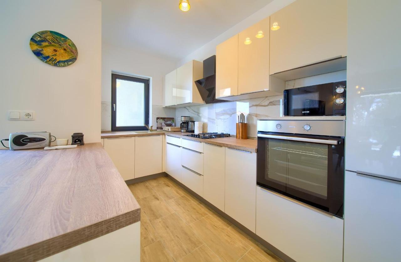 Apartments Paola & Karla With Pool Krk Town Luaran gambar