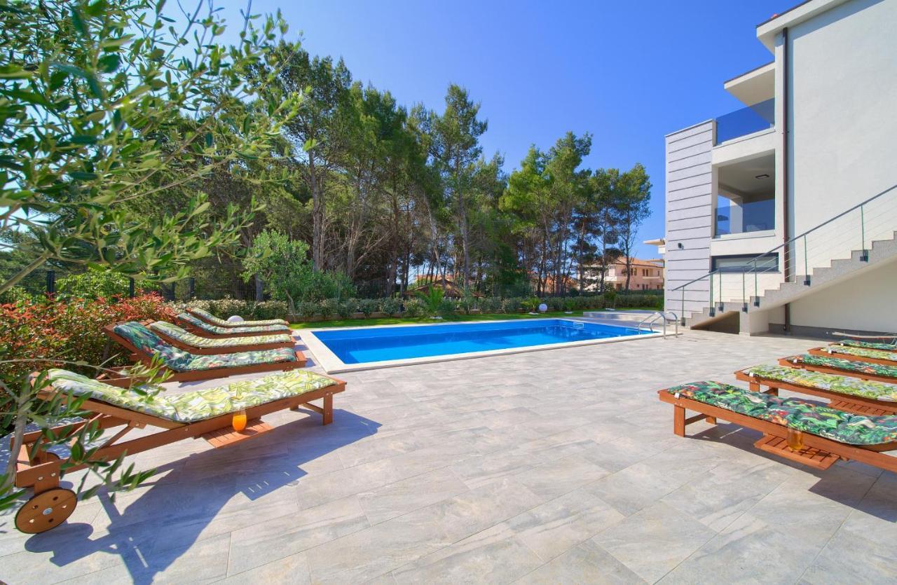 Apartments Paola & Karla With Pool Krk Town Luaran gambar