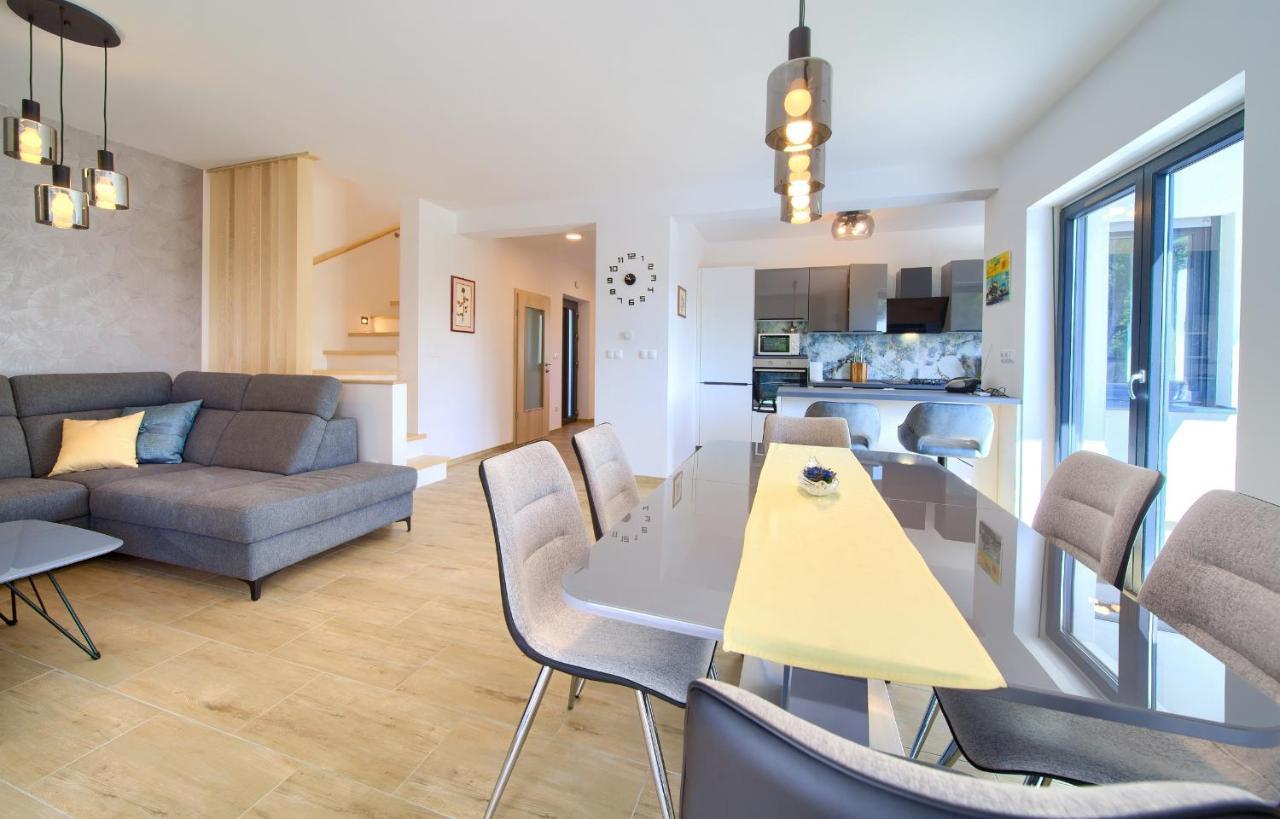 Apartments Paola & Karla With Pool Krk Town Luaran gambar