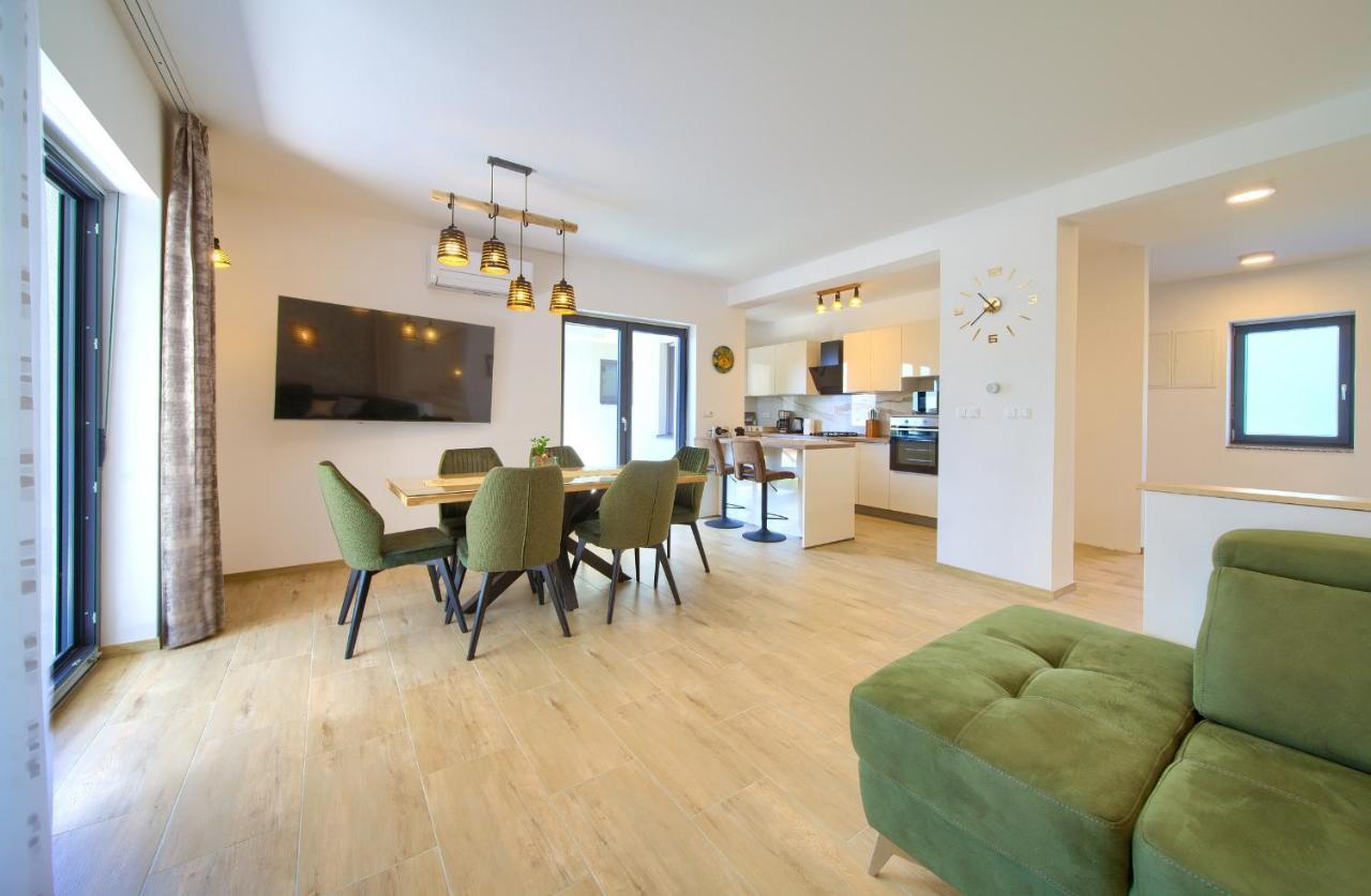 Apartments Paola & Karla With Pool Krk Town Luaran gambar