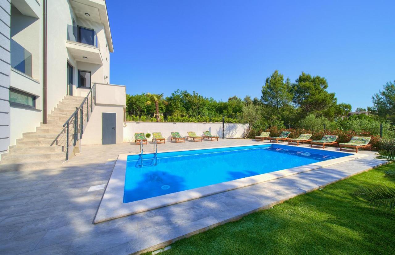 Apartments Paola & Karla With Pool Krk Town Luaran gambar