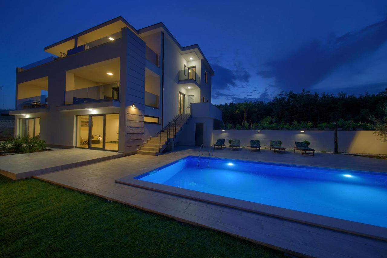 Apartments Paola & Karla With Pool Krk Town Luaran gambar
