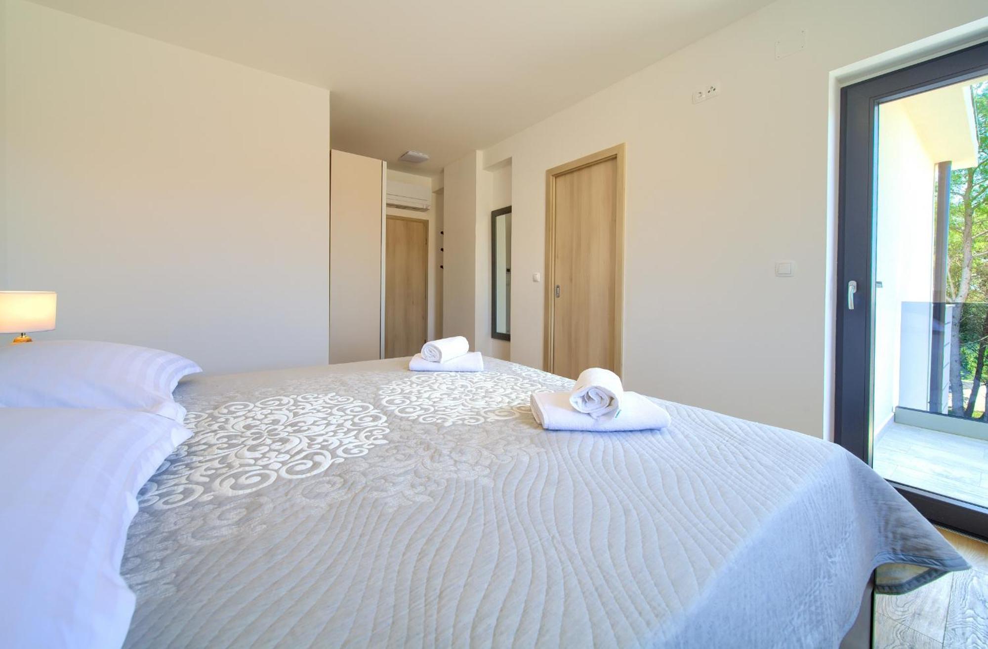Apartments Paola & Karla With Pool Krk Town Bilik gambar