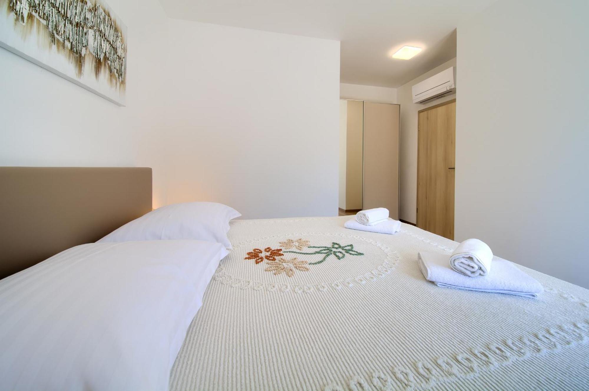 Apartments Paola & Karla With Pool Krk Town Bilik gambar